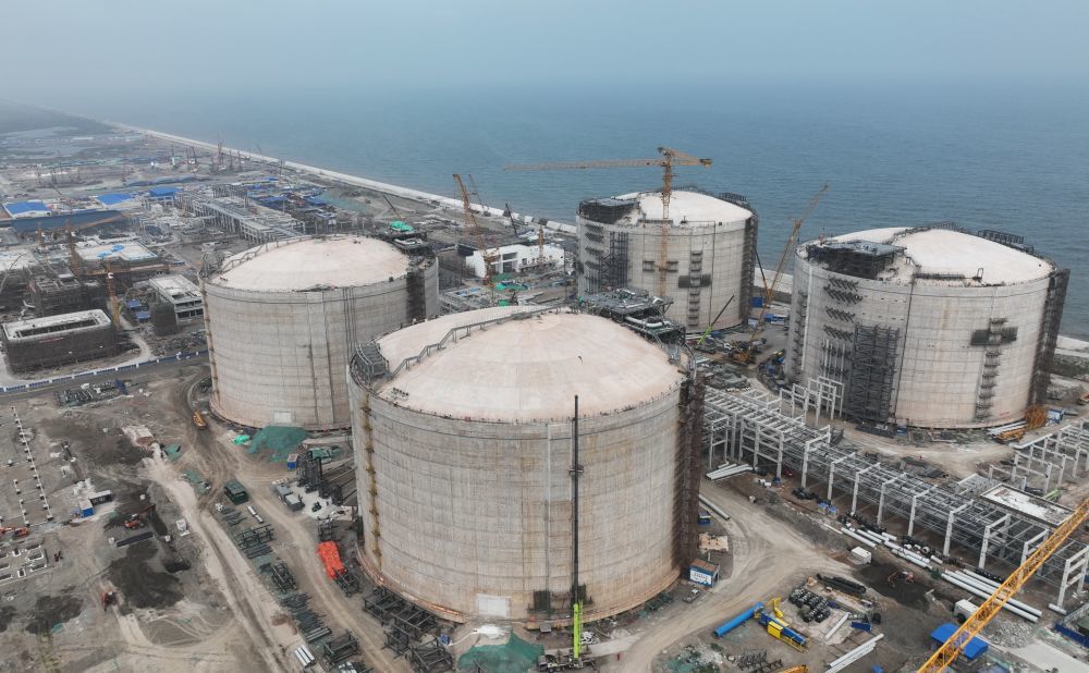 工人在唐山市曹妃甸区拍摄的新天LNG（液化天然气）项目建设工地（无人机照片）。