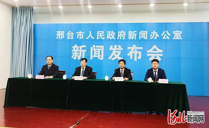 邢台市民政局党组书记、局长王春喜(左二)在介绍该市养老服务体系建设“十四五”规划有关情况。 河北日报记者王永晨摄