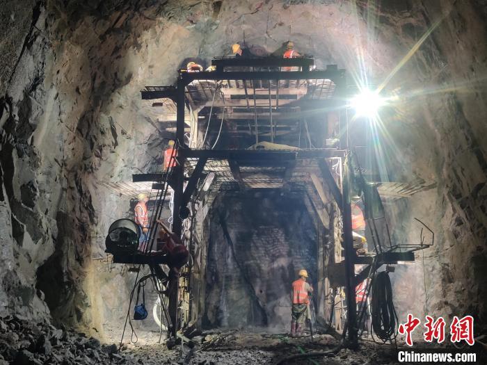 揭惠铁路百吉岭隧道进口掘进突破千米