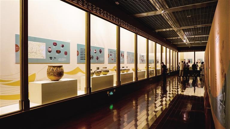 游客在欣赏精美的文物 李超 摄