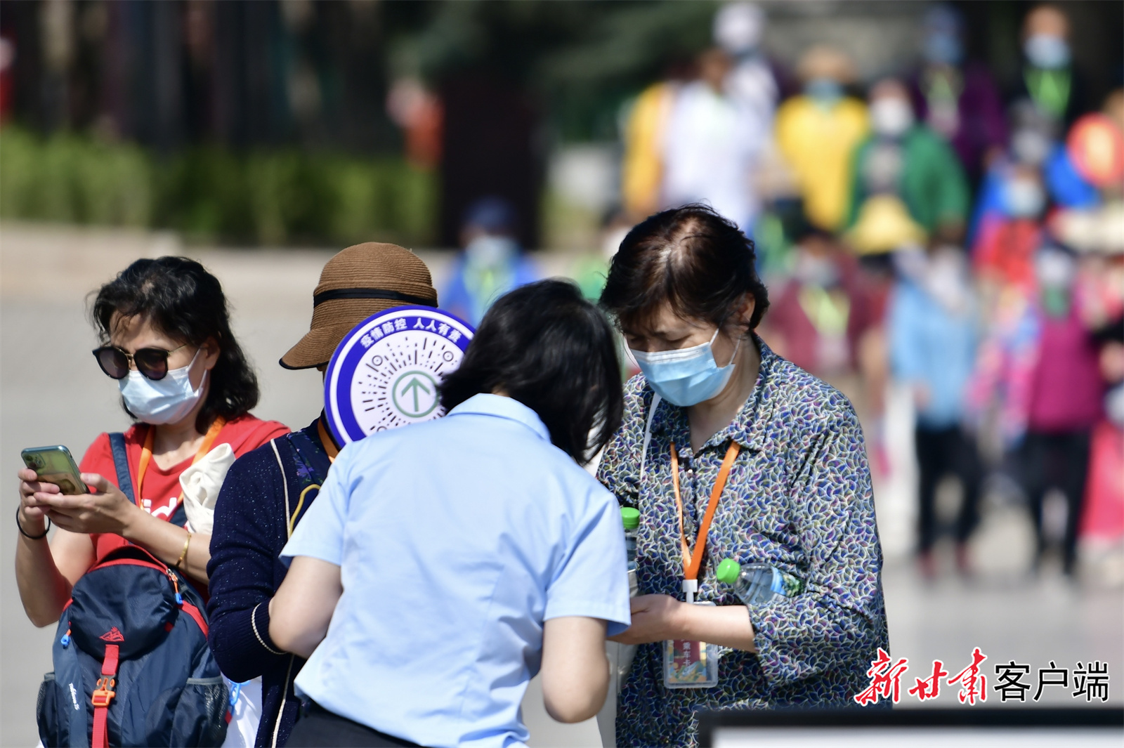 列车首发乘客扫码进入景区