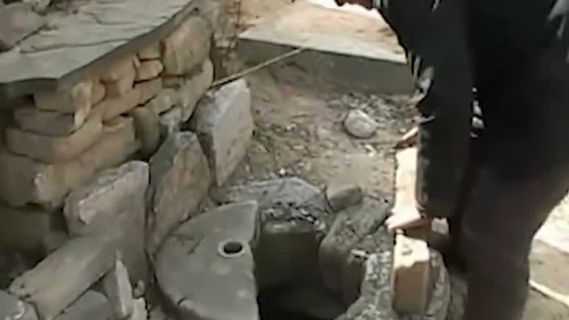 日军两路包围,侯冬娥逃进地窖,为何最终她还是无奈被抓?_凤凰网视频_凤凰网