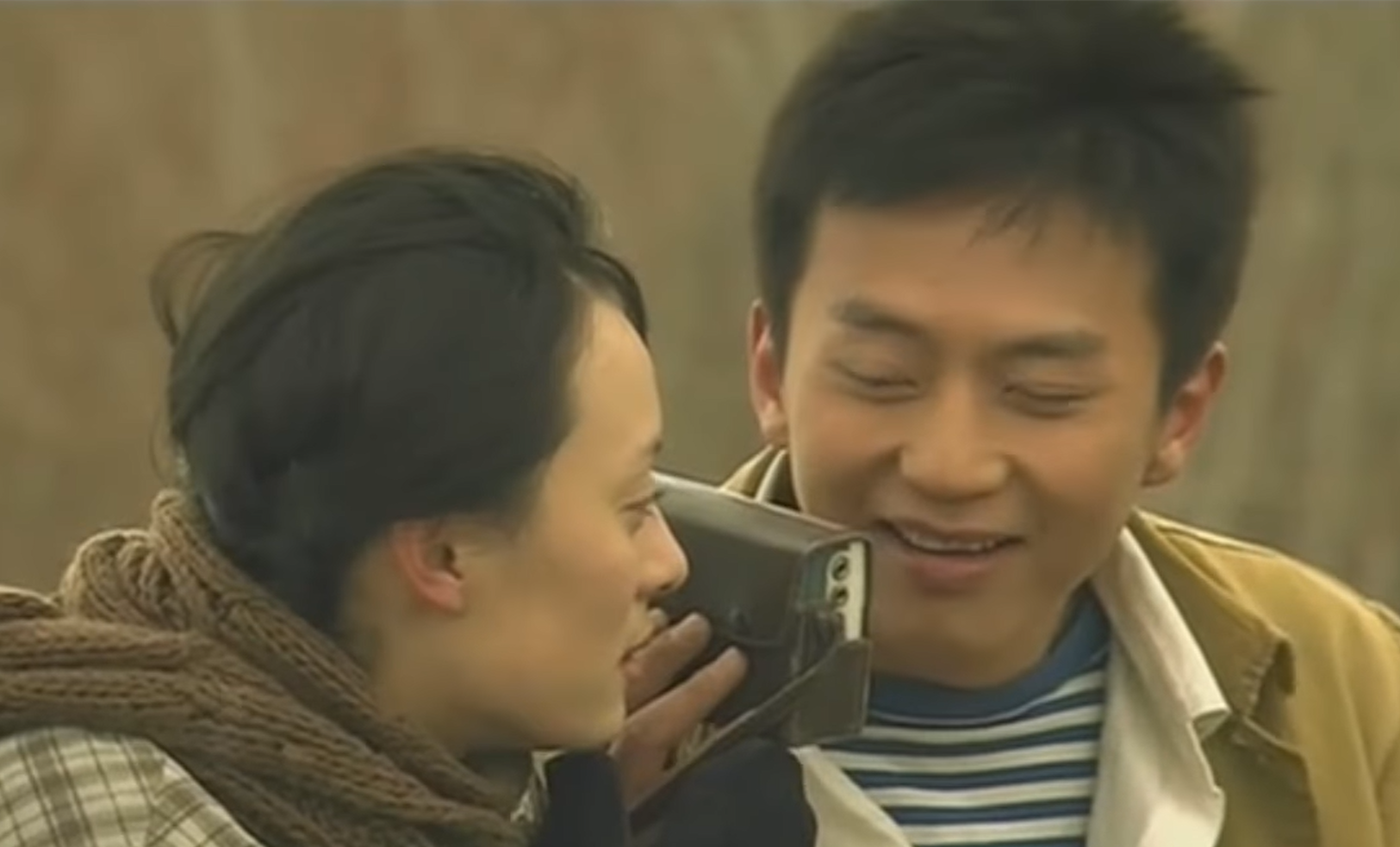 图注:电视剧《甜蜜蜜》邓超和孙俪演绎70年代农场知青一起听半导体收音机