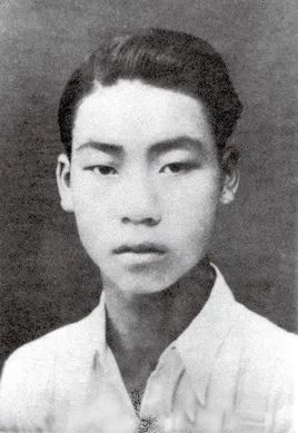 许渊冲的中学毕业照，摄于1938年