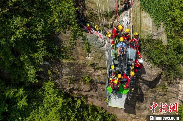 四川200余名山岳救援队员齐聚峨眉山下“以武会友”
