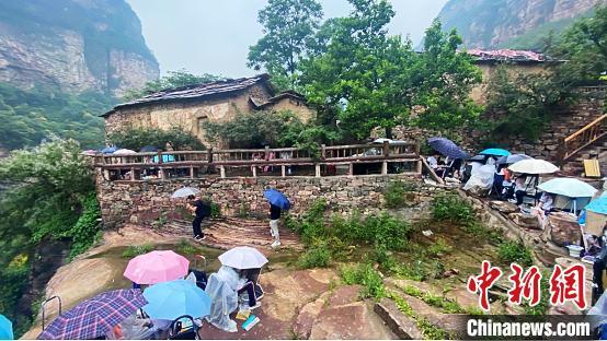 学生赴石板岩写生。(资料图) 河南省文化和旅游厅供图