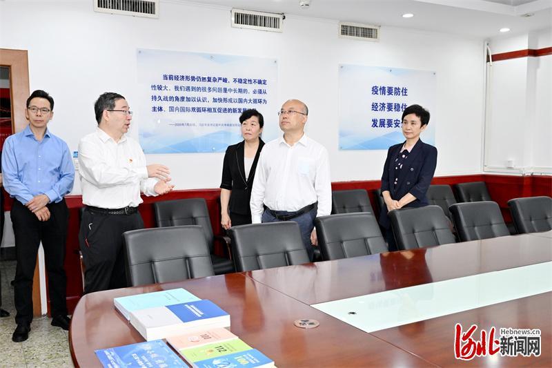 6月15日,省长王正谱在省商务厅调研。这是王正谱来到省商务厅会议室,了解我省稳外贸的相关举措。 河北日报记者孟宇光摄