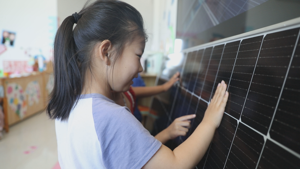 河北省高碑店市方官镇中心幼儿园的孩子们接触光伏板。 马凯 摄