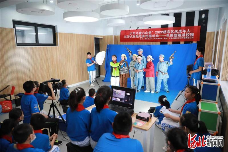 图为6月13日，河北省张家口市桥东区五一路小学学生在音乐教室拍摄红色电影。
