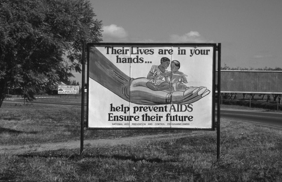 图 0-4　赞比亚卢萨卡的一个认识和预防艾滋病的宣传牌注：宣传语为“你们掌控着他们的未来……预防艾滋病，为了孩子们的未来”。