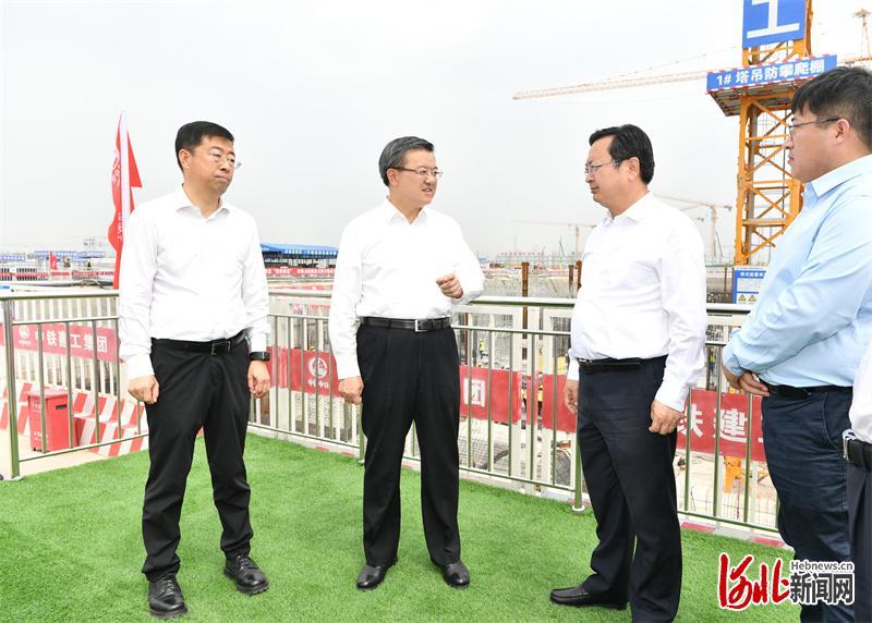 6月15日，省委书记倪岳峰在雄安新区调研。这是倪岳峰在启动区大学园图书馆项目建设现场，实地察看项目建设进展。 河北日报记者赵海江摄