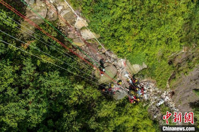 高空热力破拆救援比赛桥面距失事车辆高度约54.5米。　刘忠俊 摄