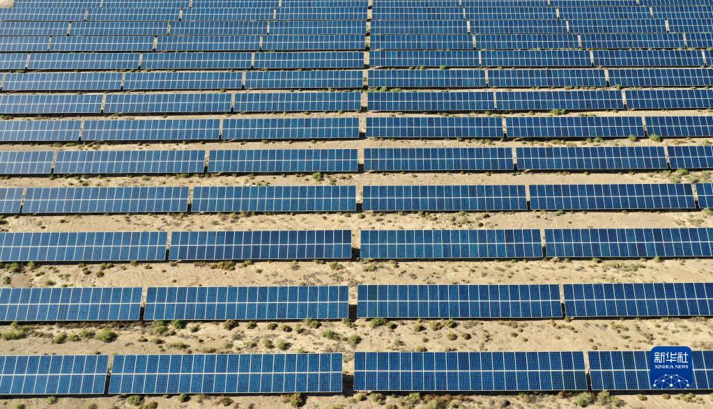 这是6月13日拍摄的甘肃省金昌市西坡光伏产业园区的光伏发电阵列(无人机照片) 新华社记者 陈斌 摄
