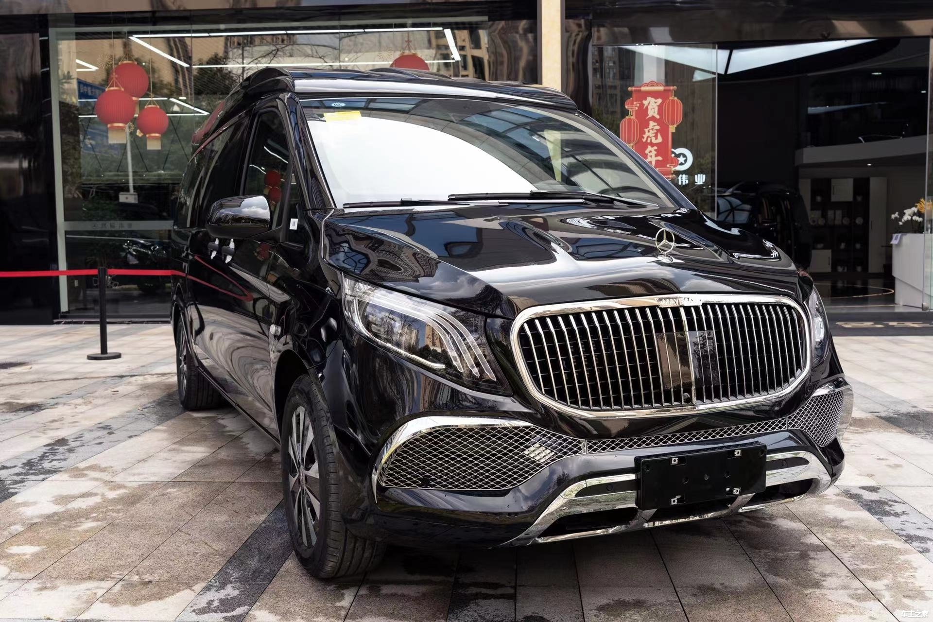 高光泽迈巴赫中网,奔驰迈巴赫vs780l凌厉的楔形天使翼型led照明灯与之