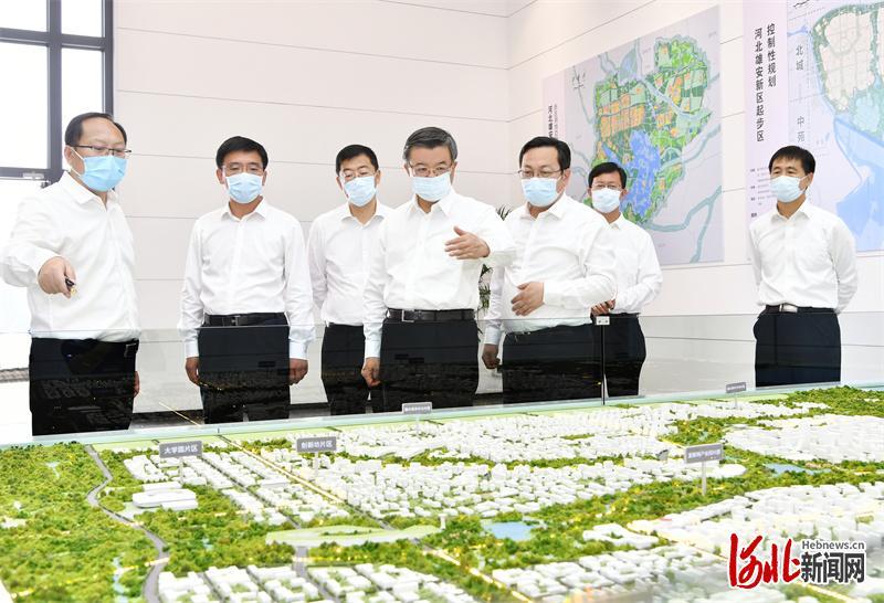 6月15日，省委书记倪岳峰在雄安新区调研。这是倪岳峰在中国电信智慧城市产业园项目现场，听取规划建设情况介绍。 河北日报记者赵海江摄