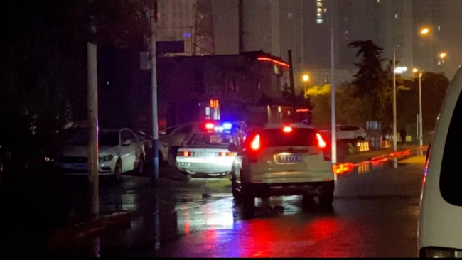 唐山烧烤一条街现状：撸串喝酒 警车驻守