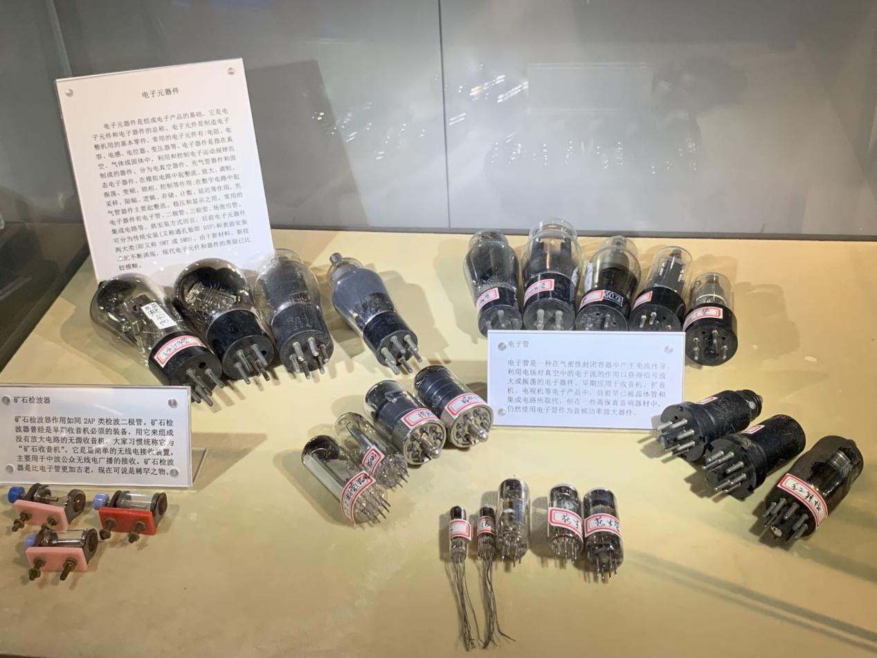 图注:中国产电子管,戴辉摄于上海无线电博物馆