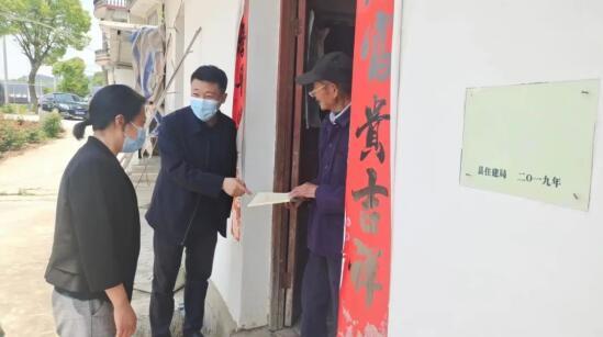 入户向村民宣传惠民政策