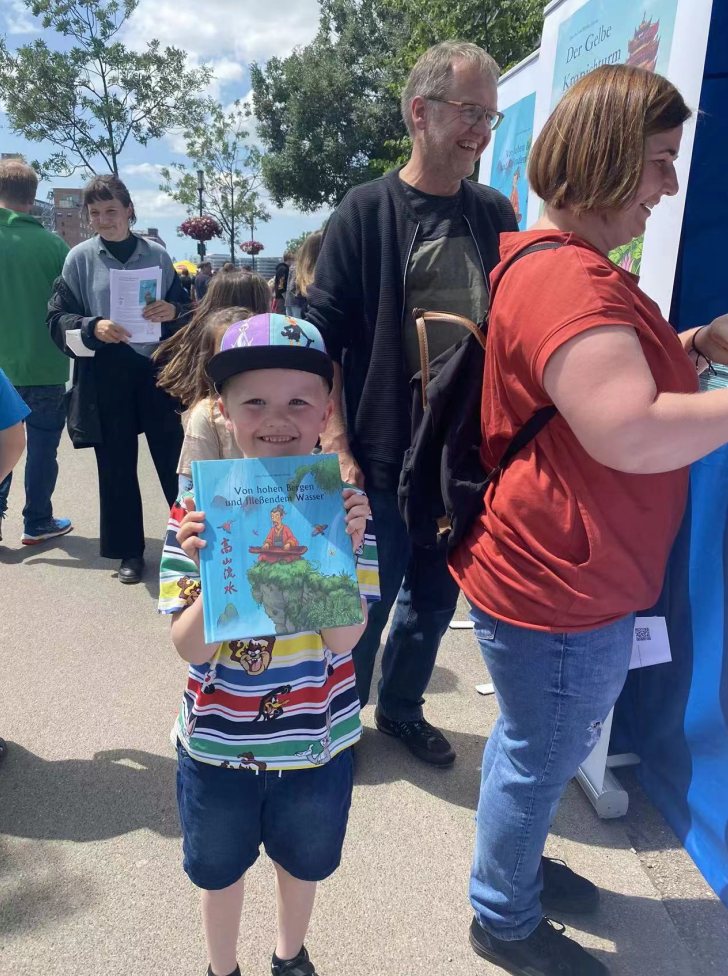 德国小朋友拿到签名书的喜悦。