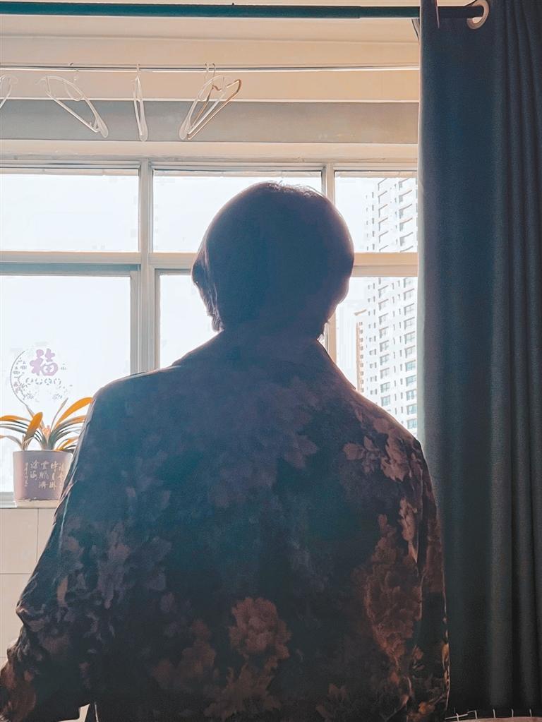 何秀梅老人经常一个人面向窗外呆坐着