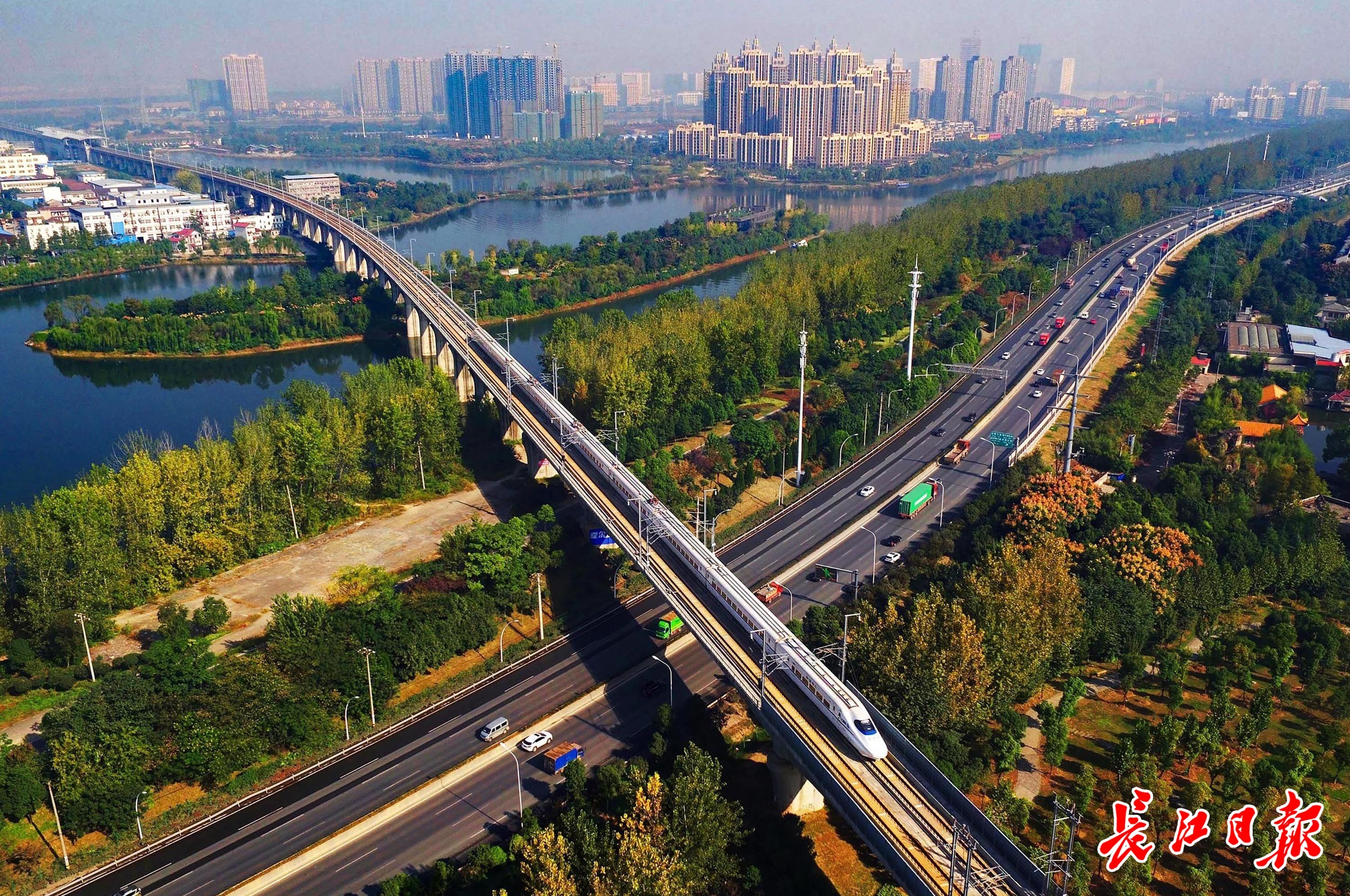 武孝城际列车从三环线上飞驰而过。记者李永刚 摄