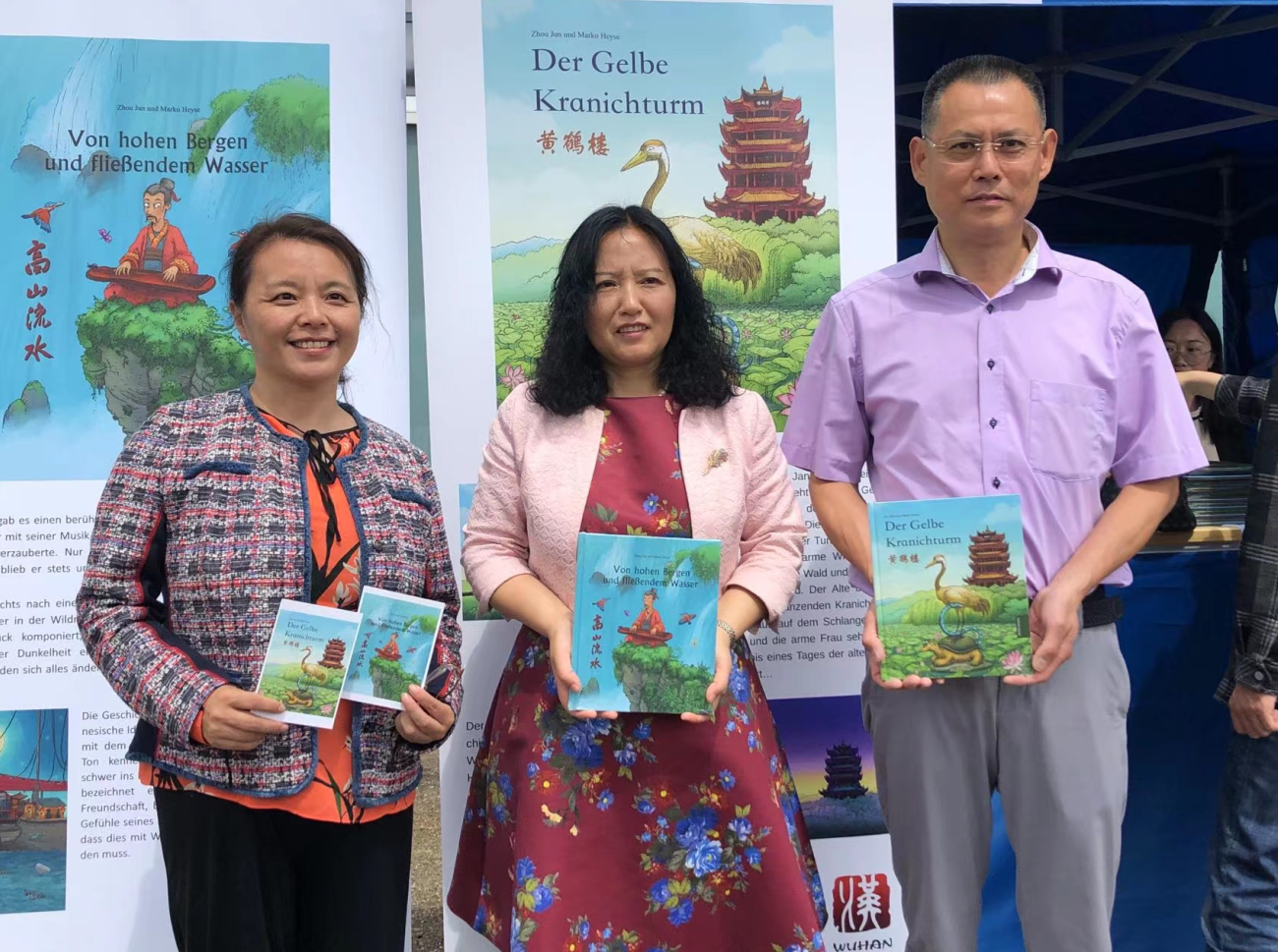 周俊博士（中）赠书给当地市民。