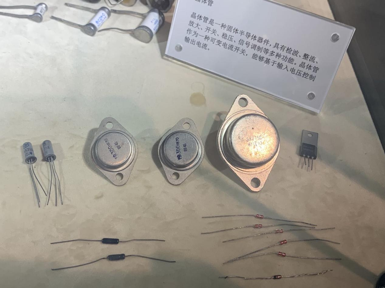 图注:上海无线电博物馆展示的晶体管