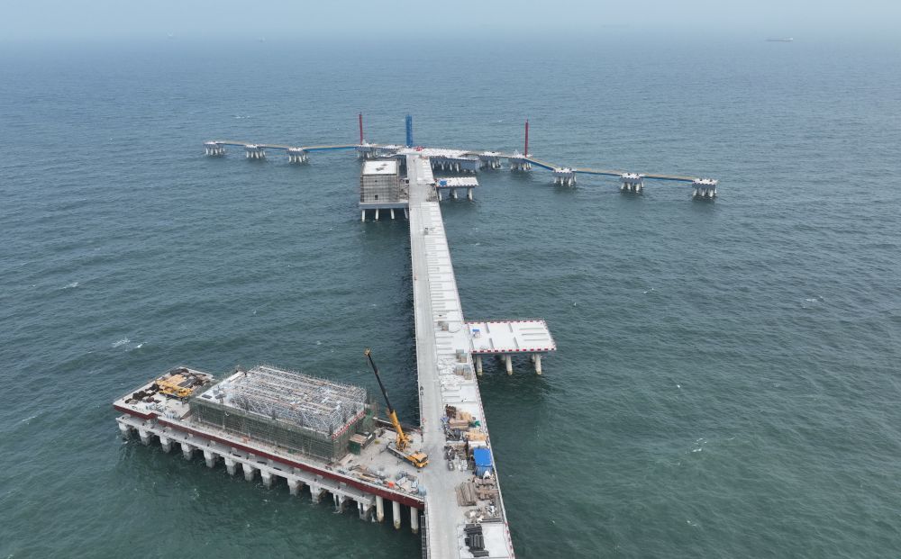 工人在唐山市曹妃甸区拍摄的新天LNG（液化天然气）项目建设工地（无人机照片）。