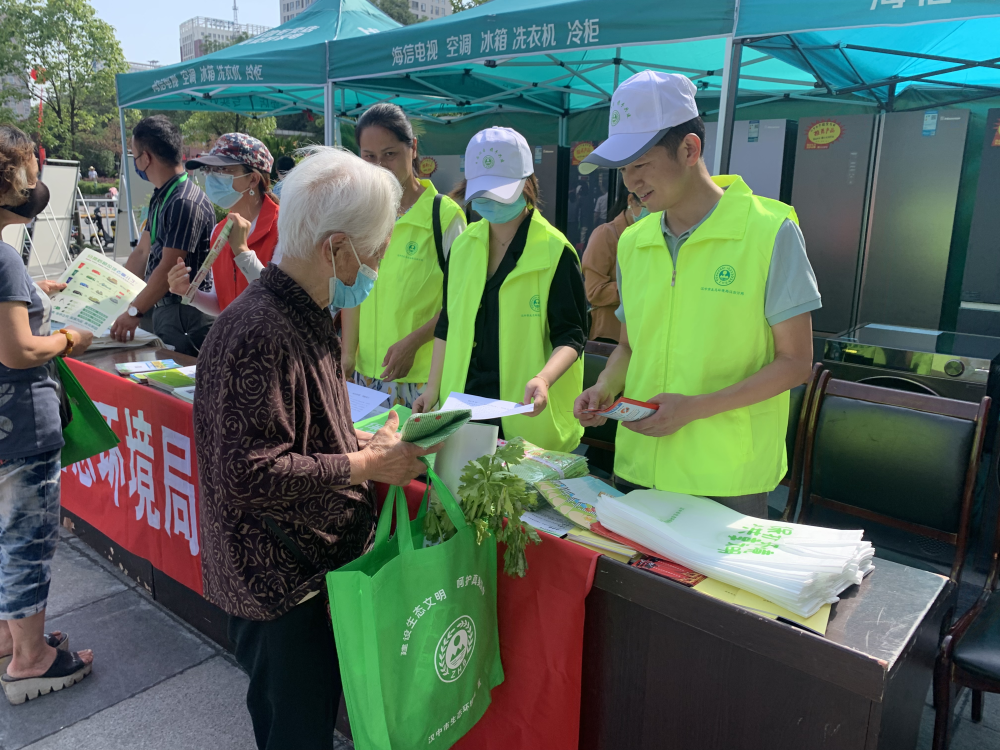汉中市生态环境局汉台分局积极开展节能宣传周暨低碳日宣传活动