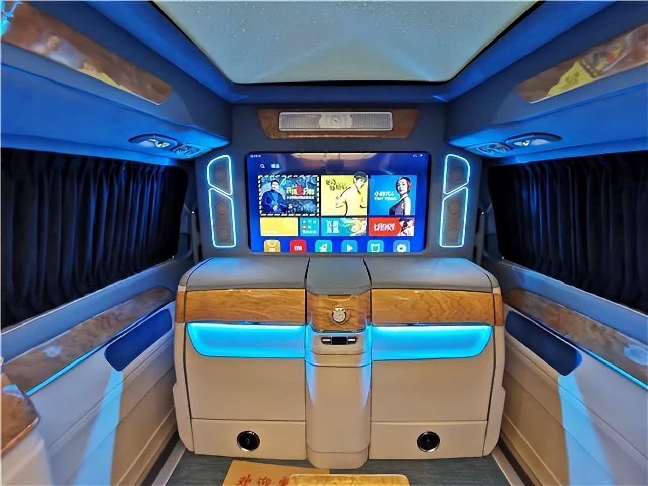 奔驰v260l改装高顶全隔断4座顶尖座驾