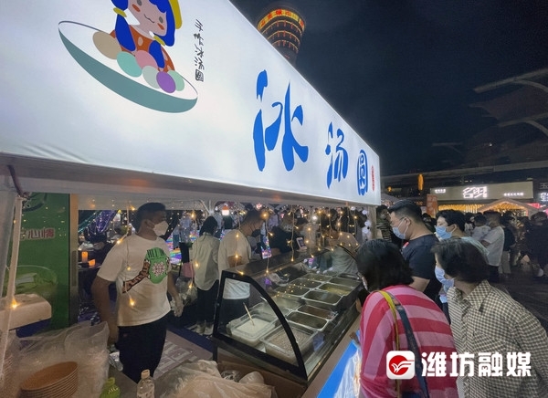 董玉乾的摊位前,市民正在购买冰汤圆。