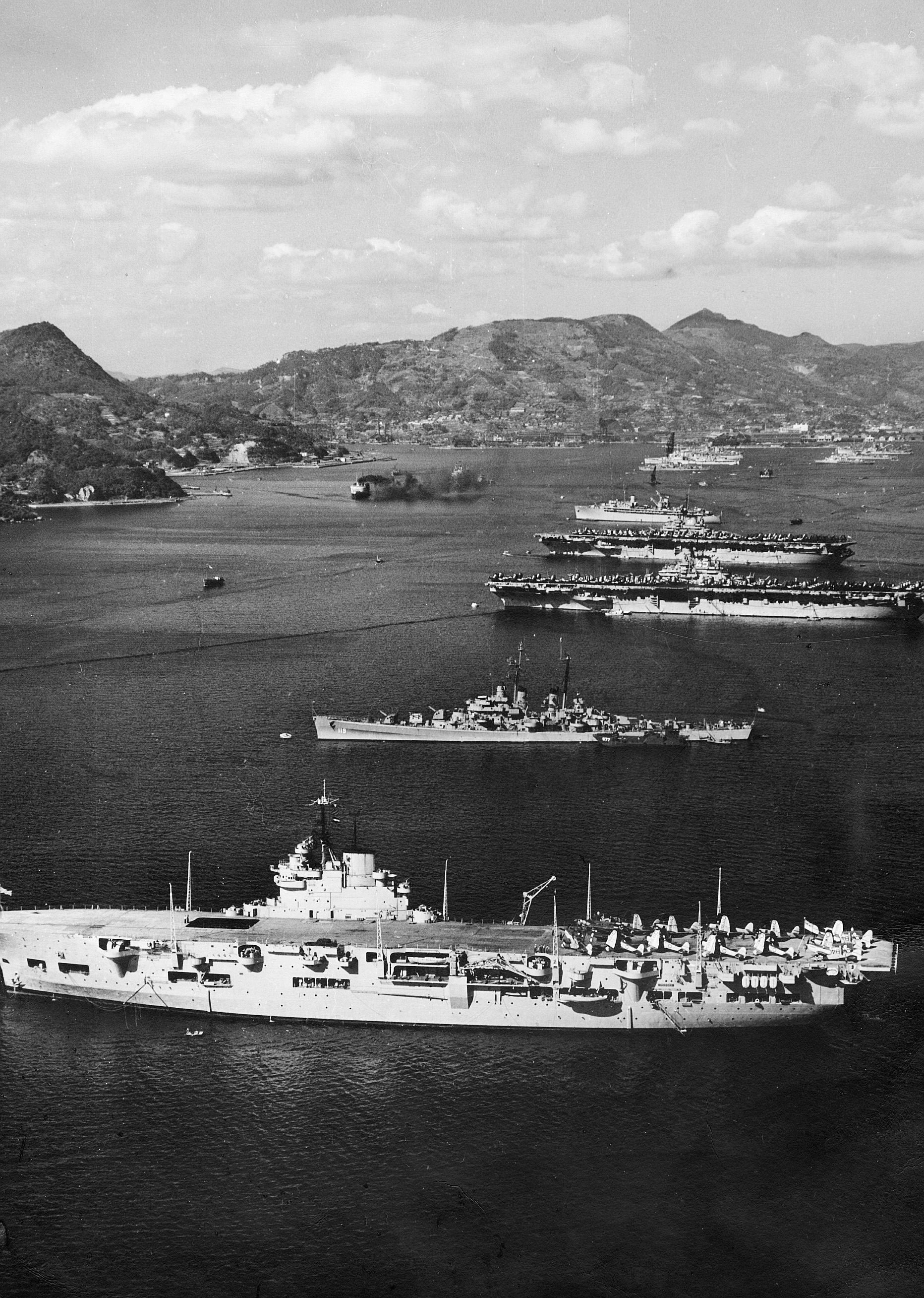 1950年末在日本佐世保港补给物资的三艘英美航母，自近至远分别为英军“独角兽”号、美军“福吉谷”号与“莱特湾”号。