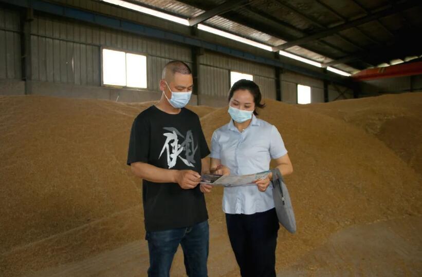 邮储银行湖北省分行客户经理走访客户，介绍无接触式线上办贷模式