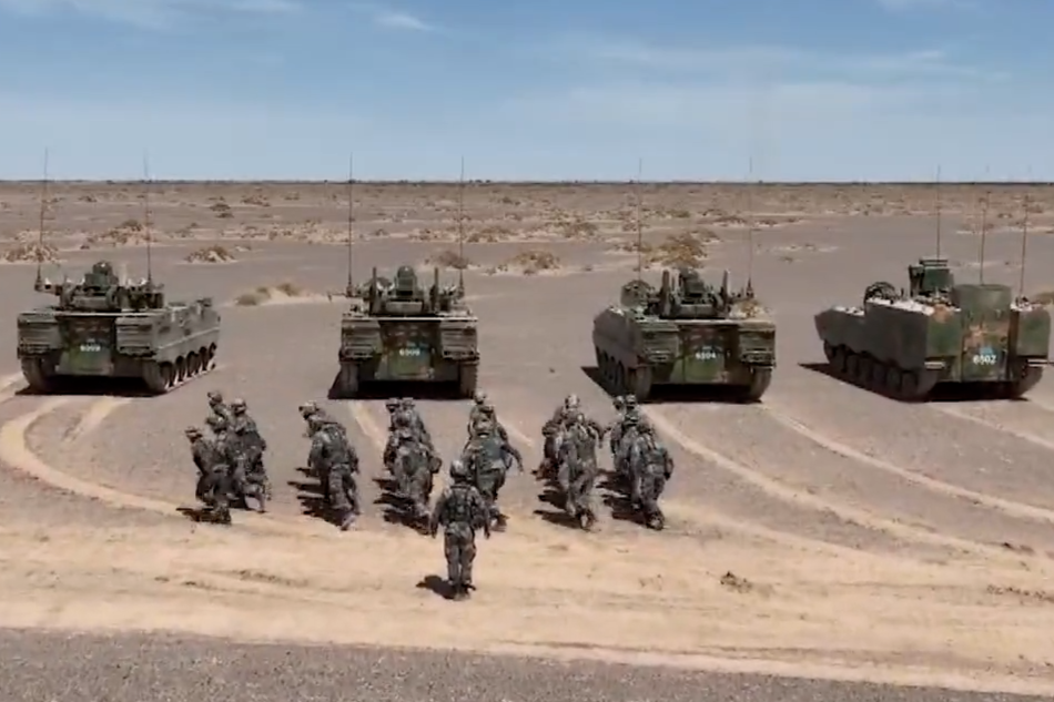 打得真准！反坦克导弹连贯射击在大漠进行