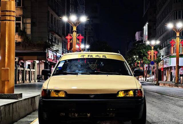 01年的马自达323也能这么帅改装车身价只需两万多
