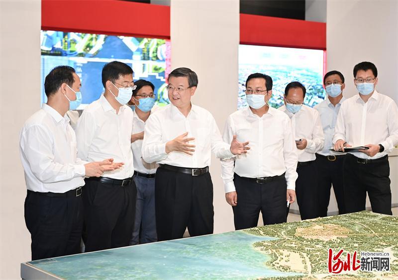6月15日，省委书记倪岳峰在雄安新区调研。这是倪岳峰在雄安规划展示中心，现场研究雄安新区建设发展中的实际问题。 河北日报记者赵海江摄