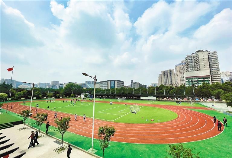 小雁塔小学的操场焕然一新.(记者 王旭东 摄)