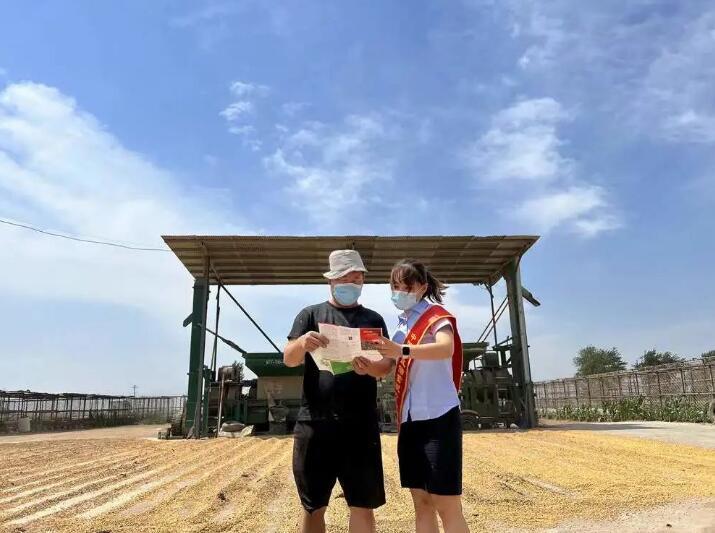 邮储银行河南省分行工作人员向粮食收购户介绍金融产品和政策