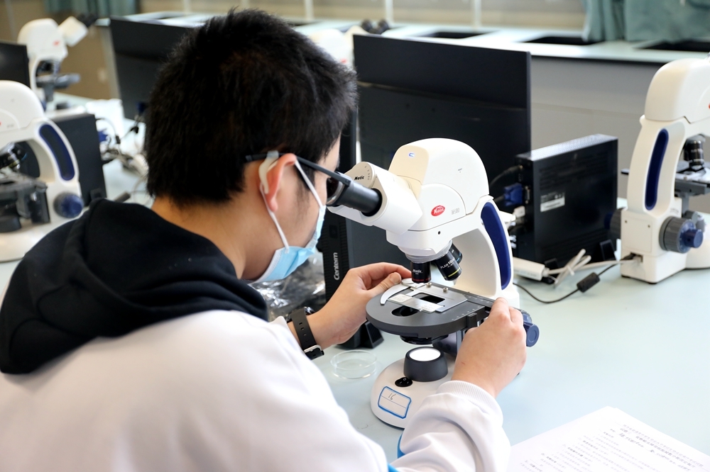 走进家门口的好学校 西安高新一中实验中学举行“媒体进校园”活动