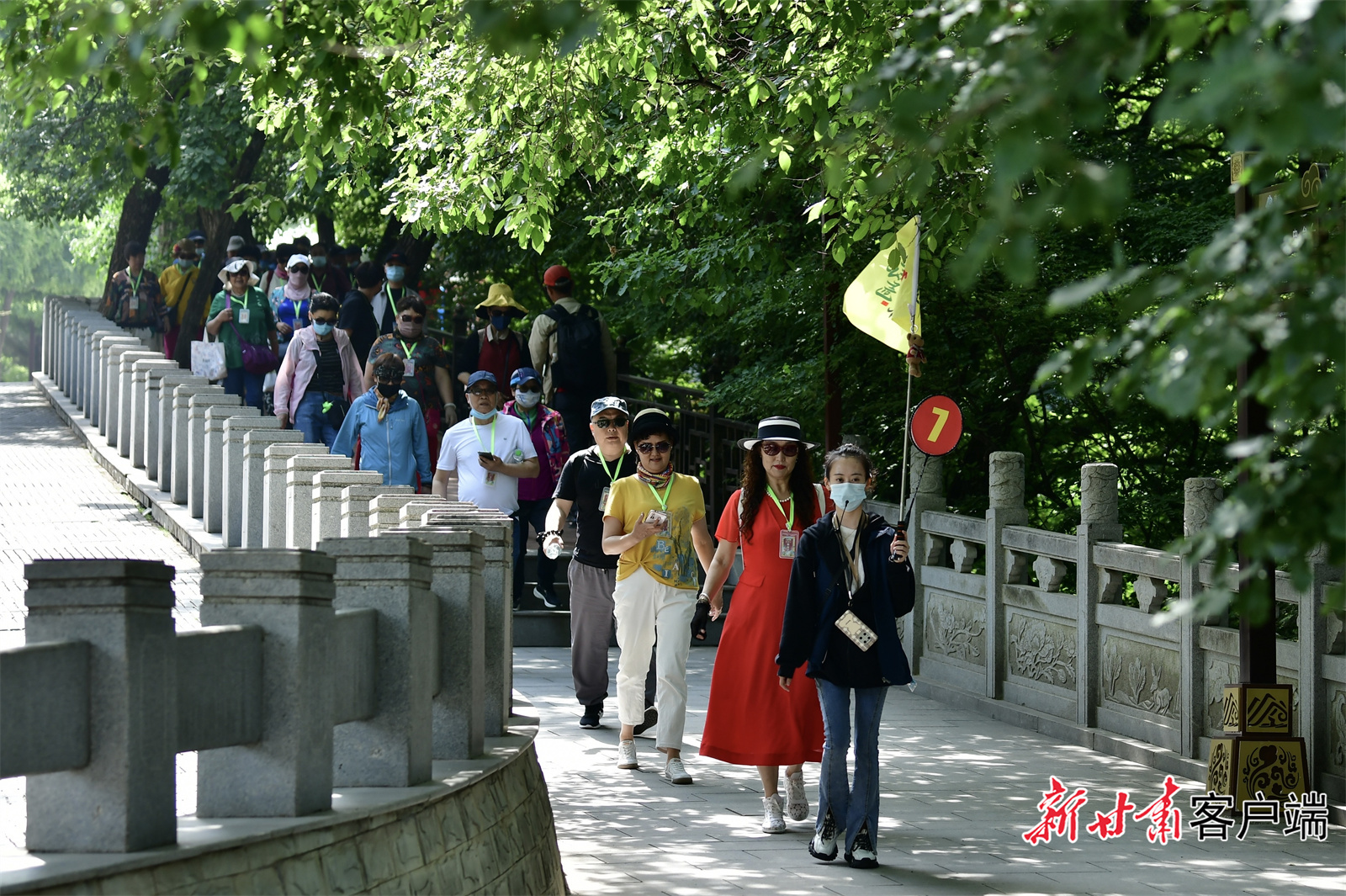 跟随导游漫步山林间