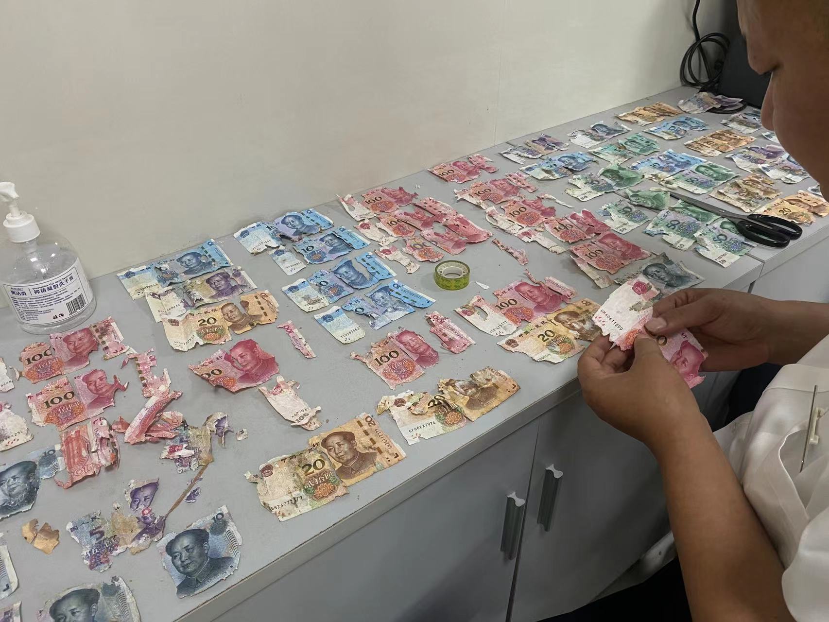 耐心兑换残损币优质服务暖人心