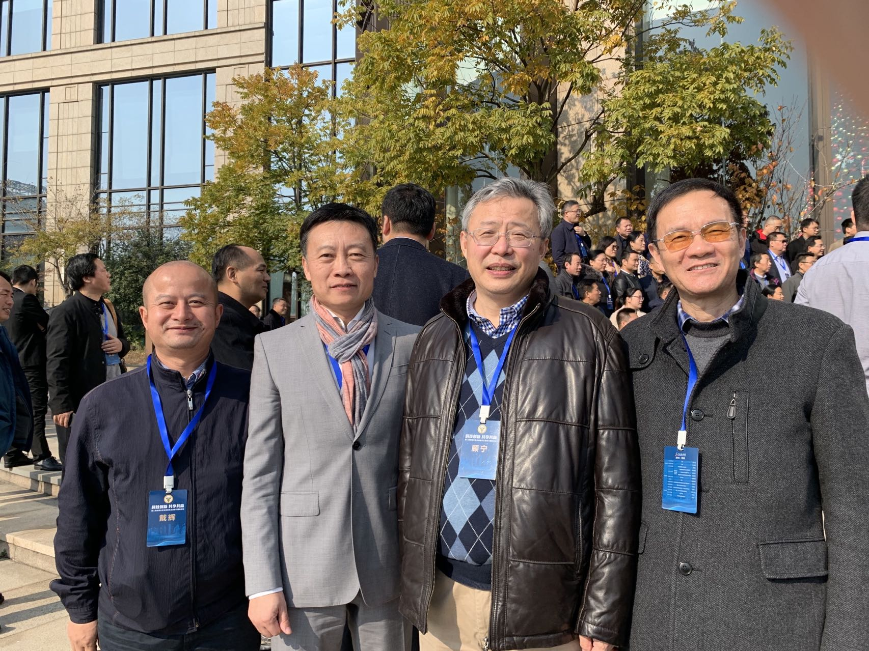 图注:两位杰出学长中科院顾宁院士(右二)和上海步科董事长唐咚(左二)都当过辅导员