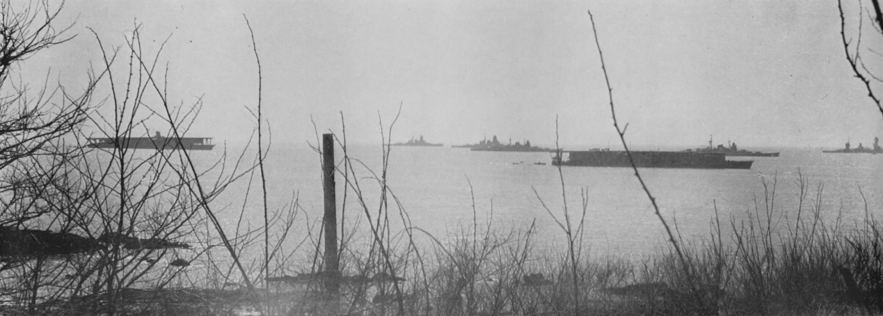 1938年初，经过青岛海岸的日本舰队，照片自左侧开始，分别为“加贺”号航母，“雾岛”号战列舰、“金刚”号战列舰、“三隈”号重巡洋舰、“龙骧”号航母、“熊野”号重巡洋舰与“扶桑”号战列舰，仅照片中这些战舰，就相当于战前中国海军所有战舰总吨位的4倍。这些战舰没有一艘在太平洋战争中幸存。