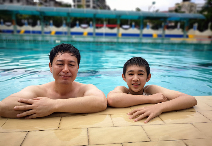 张颂文晒照庆《隐秘的角落》开播两周年 看荣梓杉满眼慈爱_凤凰网娱乐