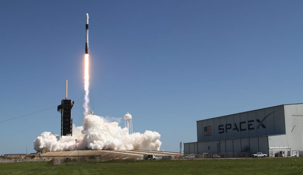 SpaceX“猎鹰9号”升空