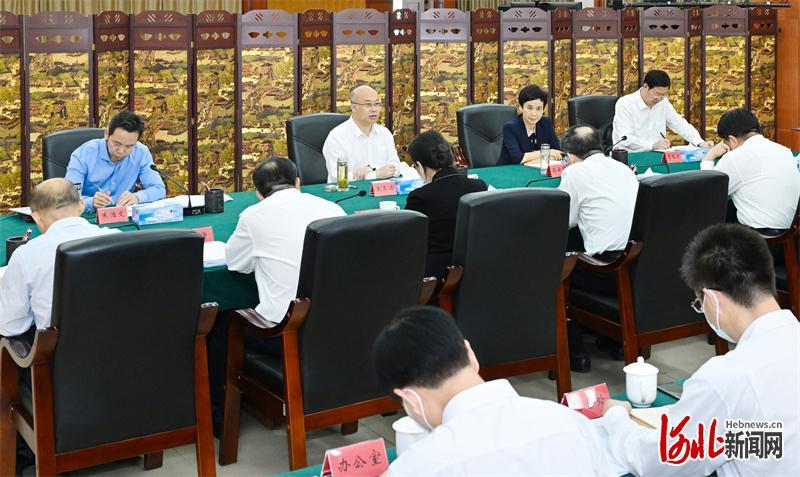 6月15日,省长王正谱在省商务厅主持召开座谈会。这是会议现场。 河北日报记者孟宇光摄