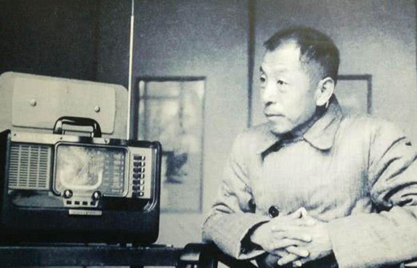图注:张学良在软禁中听收音机消遣,曾听到日本投降的新闻