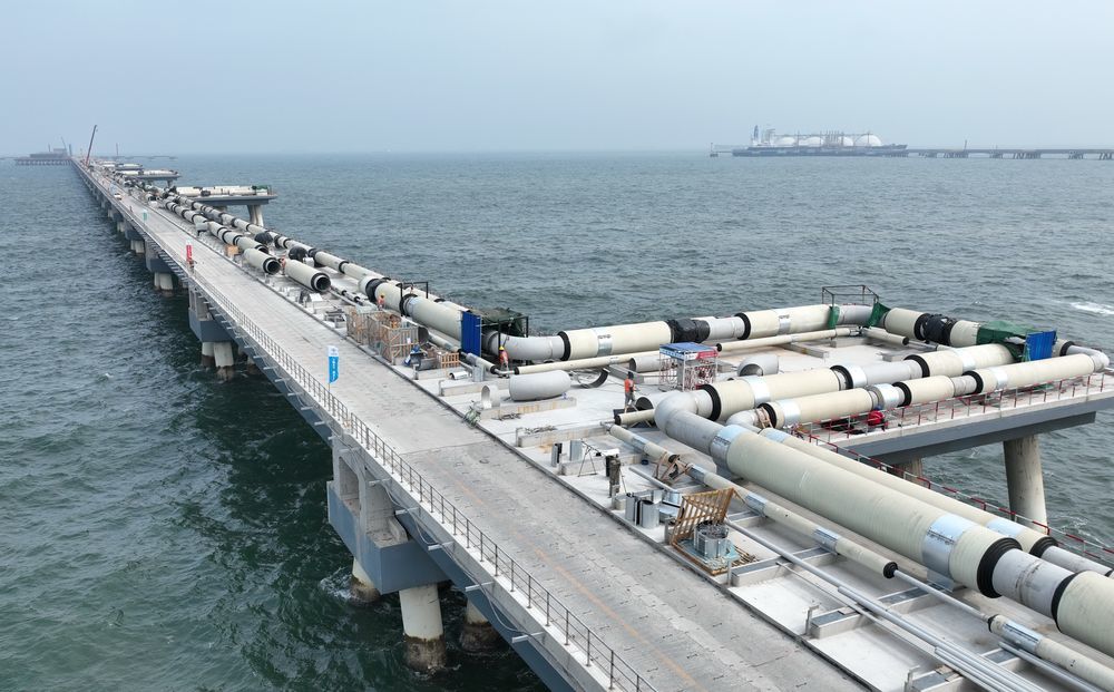 工人在唐山市曹妃甸区拍摄的新天LNG（液化天然气）项目建设工地（无人机照片）。