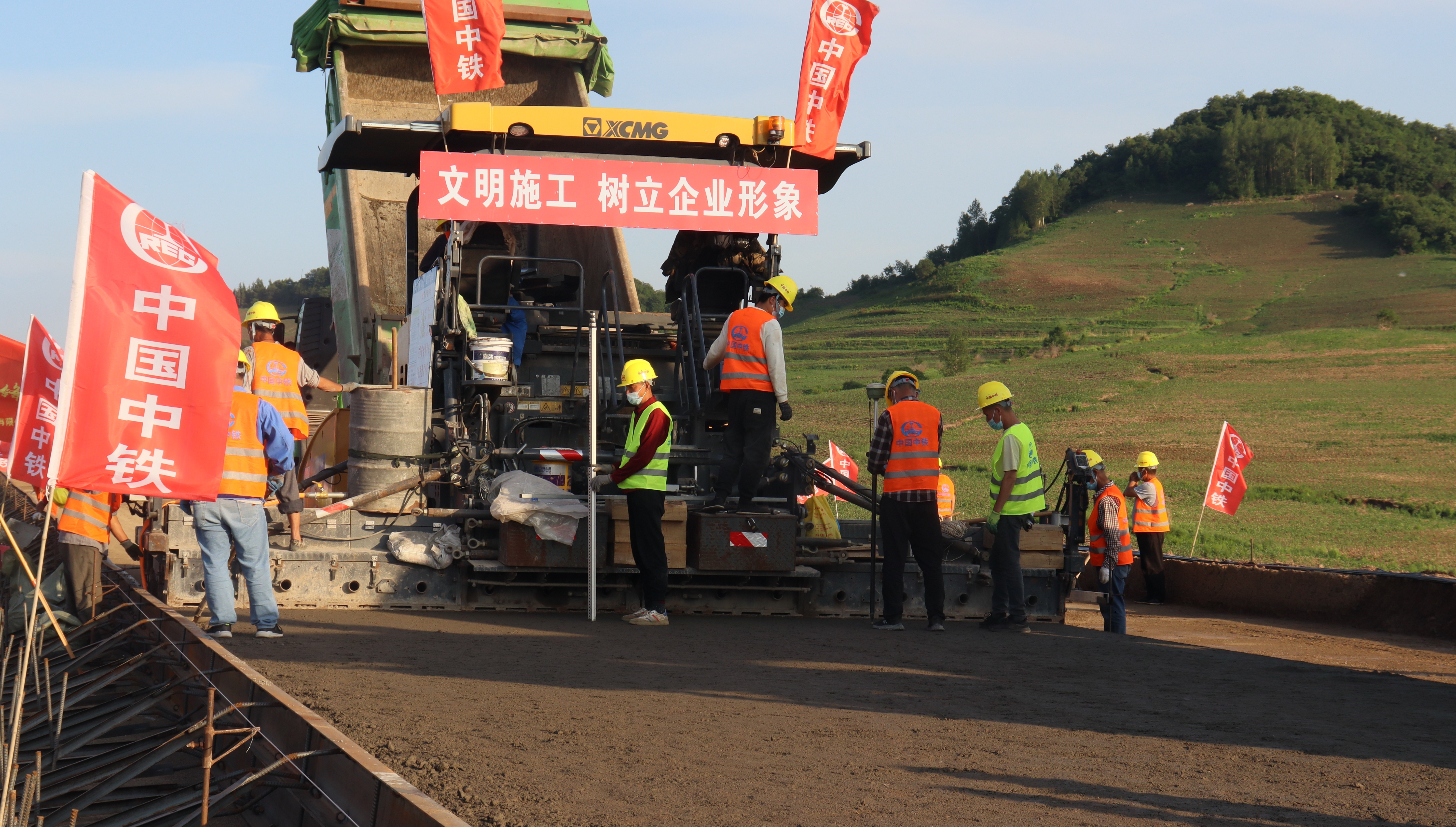 延吉至長春高速公路煙筒山至長春段第02工區水穩試驗段正式開鋪