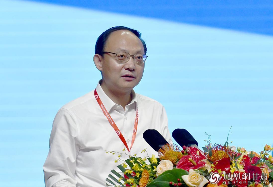 金昌市委书记王钧介绍该市科技创新、产业发展情况 肖刚 摄